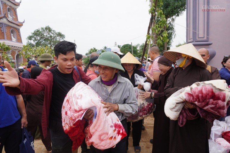 Người dân ở Quảng Bình nhận quà cứu trợ của đoàn từ thiện TƯGH và Phật giáo TP.HCM ngày 24-10 - Ảnh: Như Danh